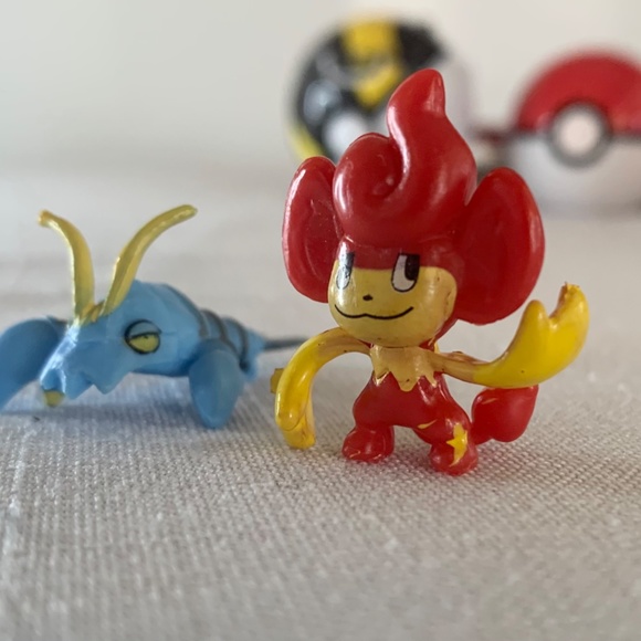 Pokemon Trainer kit with fire-type pouch, poke balls and figures - Picture 6 of 6